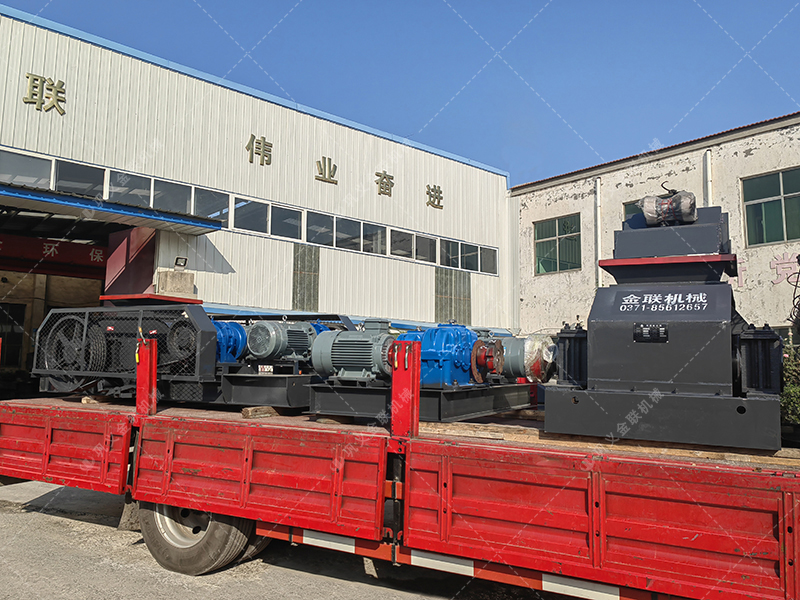 兩臺(tái)小型對輥制砂機(jī) 610x400組合對輥發(fā)往上海