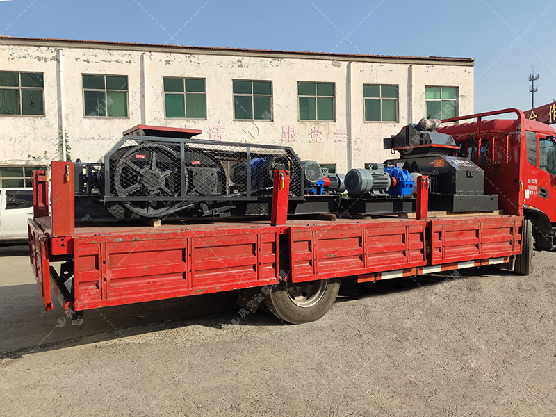 兩臺(tái)小型對輥制砂機(jī) 610x400組合對輥發(fā)往上海
